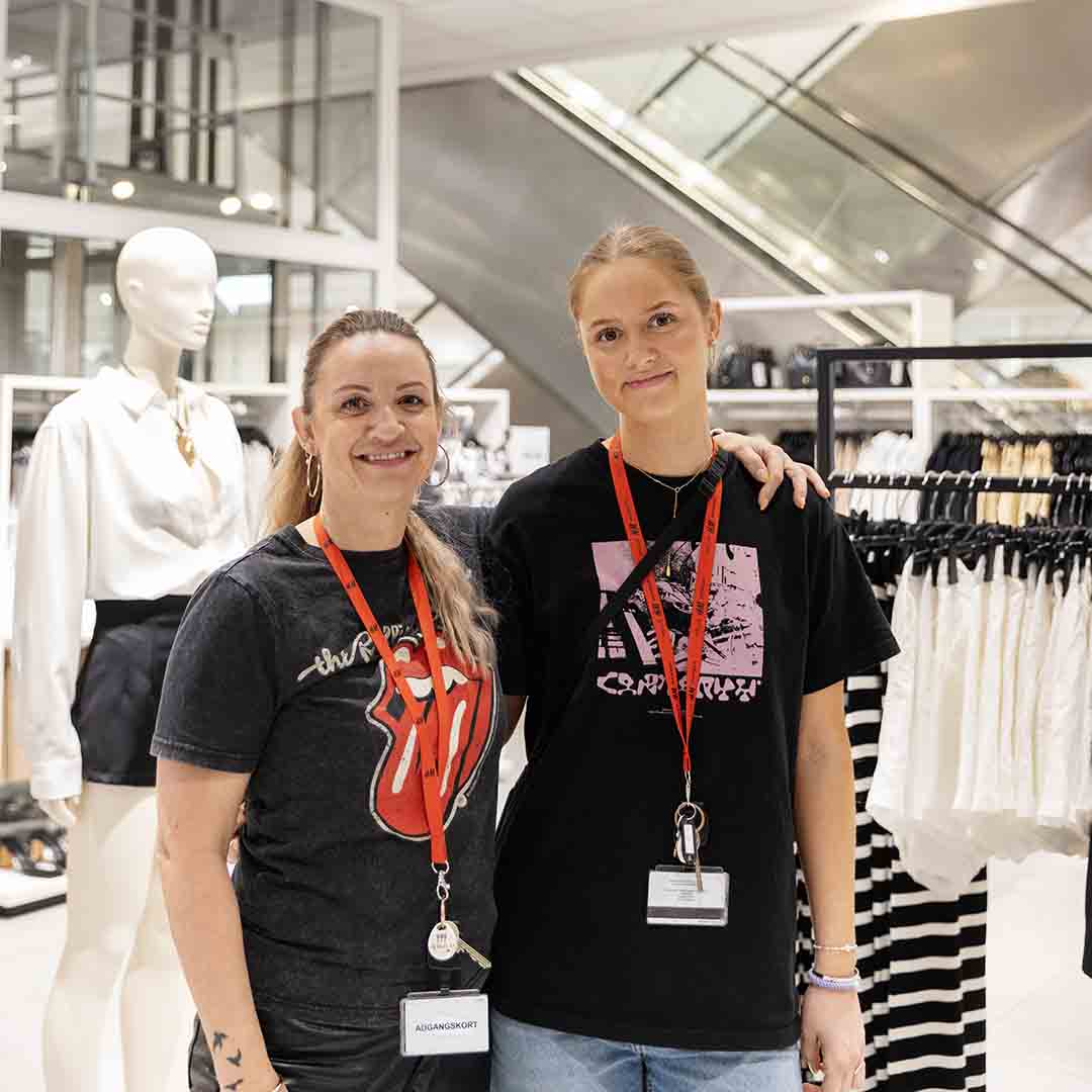 To smilende medarbejder fra H&M på Frederiksberg. 